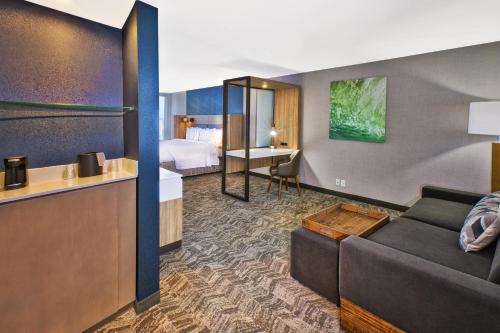 SpringHill Suites by Marriott St. Joseph Benton Harbor في بينتون هاربور: غرفة في الفندق مع أريكة وسرير