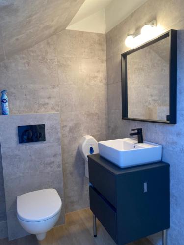 A bathroom at Sunrise 2 Apartment