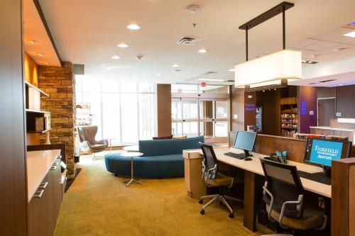 un ufficio con un divano blu e una scrivania con un computer di Fairfield Inn & Suites by Marriott Sheridan a Sheridan