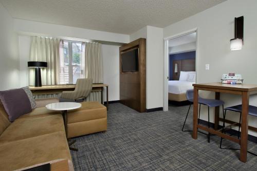 une chambre d'hôtel avec un canapé et un lit dans l'établissement Residence Inn Scottsdale North, à Scottsdale