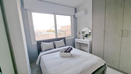 Ένα ή περισσότερα κρεβάτια σε δωμάτιο στο Coastal Chic: Luxury Apt in the Heart of the City! with Smart TV!