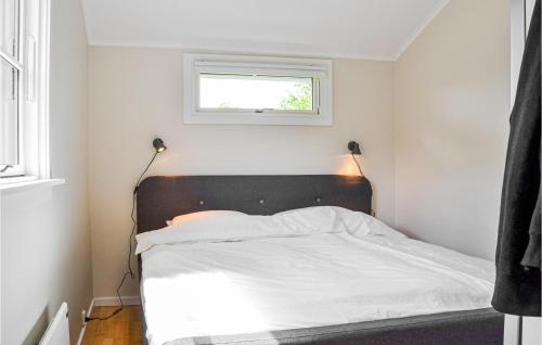 sypialnia z łóżkiem z białą pościelą i oknem w obiekcie 2 Bedroom Amazing Home In Kirke Sby w mieście Kirke Såby