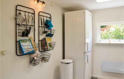 uma cozinha com três cestos de arame na parede em 2 Bedroom Amazing Home In Kirke Sby em Kirke Såby
