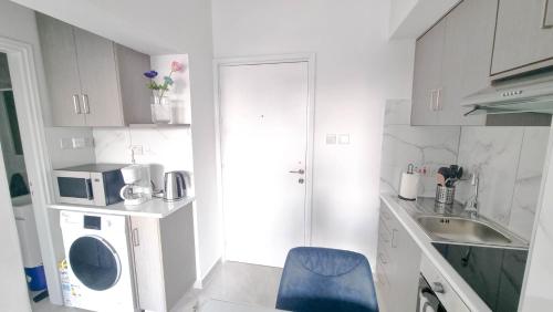 Η κουζίνα ή μικρή κουζίνα στο Coastal Chic: Luxury Apt in the Heart of the City! with Smart TV!