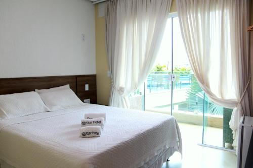um quarto com uma cama com duas toalhas em Star Hotel em Jericoacoara