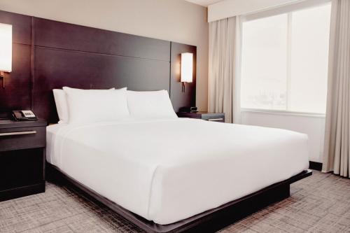 uma grande cama branca num quarto de hotel em Residence Inn by Marriott Loma Linda Redlands em Redlands