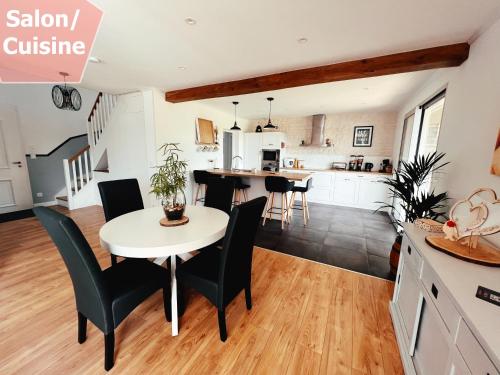 une cuisine et un salon avec une table et des chaises dans l'établissement Maison au calme à 5min de Cognac pour 1 à 8 pers, à Richemont
