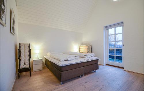 Schlafzimmer mit einem Bett und einem Fenster in der Unterkunft Mllen in Ebeltoft