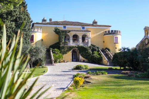 uma casa grande com uma entrada em frente em Castello di Serragiumenta em Firmo