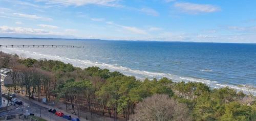 una vista aérea de una playa con muelle en Holiday Home SLAVIA NEW 807 z widokiem na morze, en Międzyzdroje