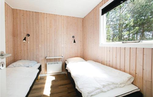 Vester SømarkenにあるCozy Home In Aakirkeby With Wifiの窓付きの部屋 ベッド2台