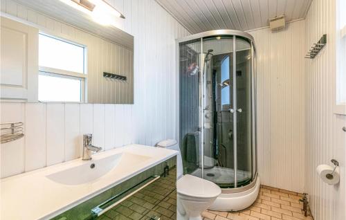 Vester SømarkenにあるCozy Home In Aakirkeby With Wifiのバスルーム(シャワー、トイレ、シンク付)