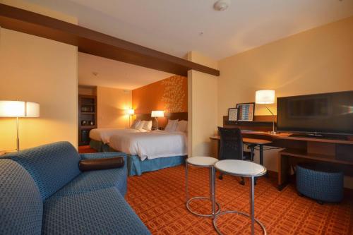 ein Hotelzimmer mit einem Bett und einem Schreibtisch in der Unterkunft Fairfield Inn & Suites by Marriott St. Louis Pontoon Beach/Granite City, IL in Collinsville