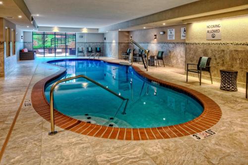 a large swimming pool in a hotel lobby at Courtyard by Marriott Oxford in Oxford