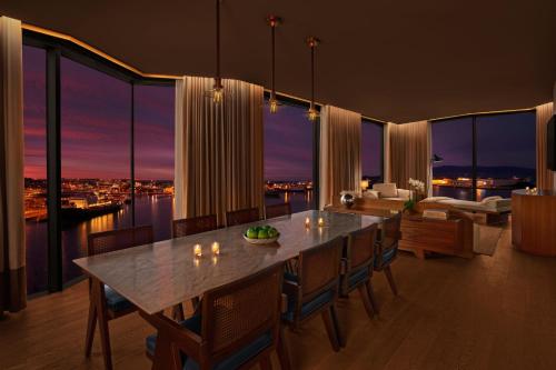 レイキャビクにあるThe Reykjavik EDITIONの市街の景色を望むダイニングルーム(テーブル付)
