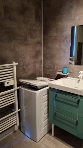 a kitchen with a sink and a washer and dryer at L'Honna Flow, appartement de charme près du centre. in Honfleur