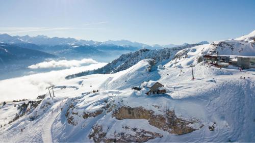 una montagna innevata con un impianto di risalita di Chambre double privative et indépendante 