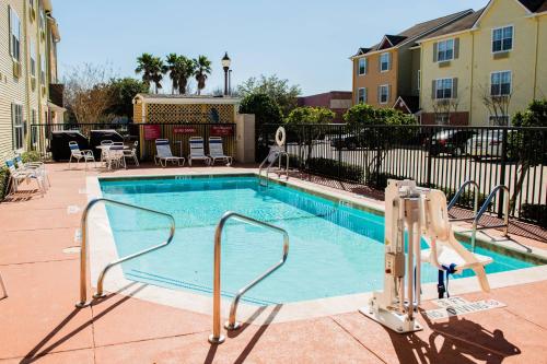 a swimming pool in a apartment complex at MainStay Suites Houston NASA-Clear Lake in Webster