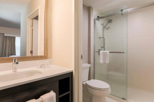 La salle de bains est pourvue d'un lavabo, de toilettes et d'une douche. dans l'établissement Residence Inn Boulder Longmont, à Longmont