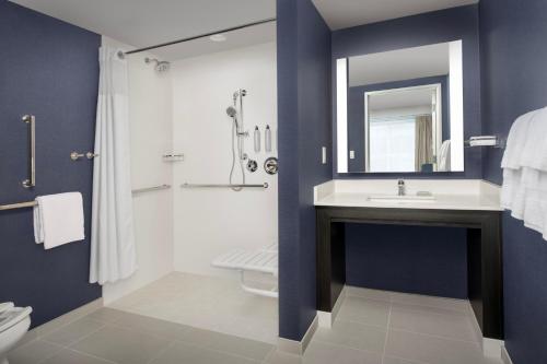 ein Badezimmer mit einem Waschbecken, einem WC und einem Spiegel in der Unterkunft Residence Inn by Marriott Portland Clackamas in Clackamas