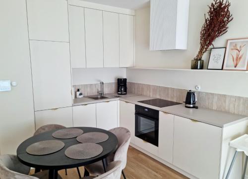 kuchnia ze stołem i krzesłami w kuchni w obiekcie Apartament Lublin Centrum "Angora Cat" w mieście Lublin