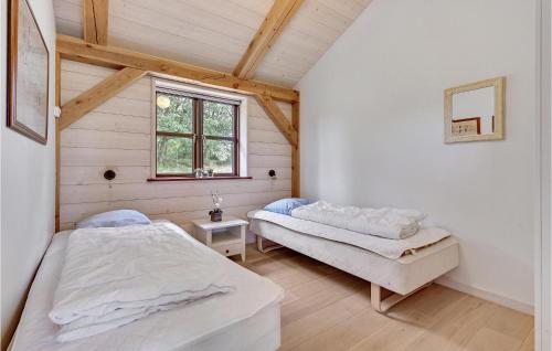 1 dormitorio con 2 camas y ventana en Awesome Home In Ejstrupholm With Sauna en Ejstrup