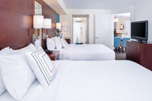 Giường trong phòng chung tại Residence Inn by Marriott Harrisonburg
