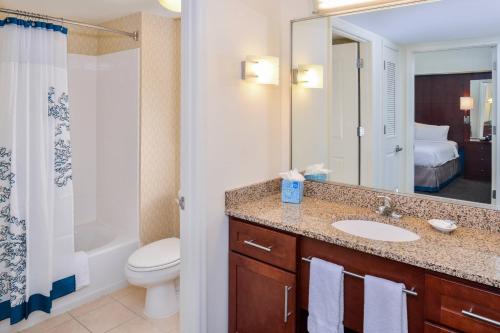 La salle de bains est pourvue d'un lavabo, de toilettes et d'une douche. dans l'établissement Residence Inn by Marriott Harrisonburg, à Harrisonburg