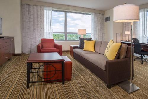 uma sala de estar com um sofá e uma mesa em Residence Inn by Marriott Arlington Ballston em Arlington