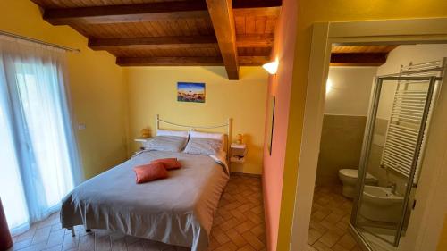een slaapkamer met een bed en een badkamer met een douche bij CasaFè tra sogno e realtà in Narni Scalo