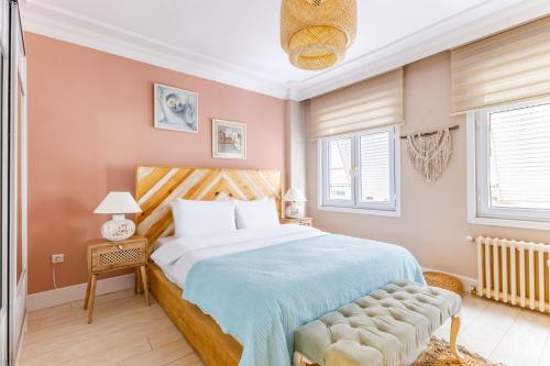 - une chambre avec un grand lit et 2 fenêtres dans l'établissement Enchanting Home Mystical Ambiance Near Nisantasi, à Istanbul