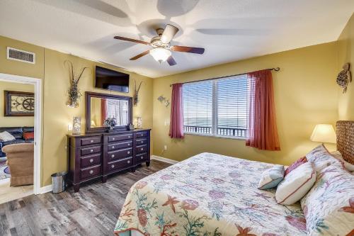 - une chambre avec un lit et un ventilateur de plafond dans l'établissement Shores of Panama 2217- Elegantly Decorated, Sleeps 6, Free Fun! condo, à Panama City Beach