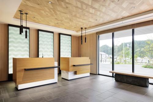 una hall con tavolo e alcune finestre di Fairfield by Marriott Okayama Hiruzen Highland a Maniwa