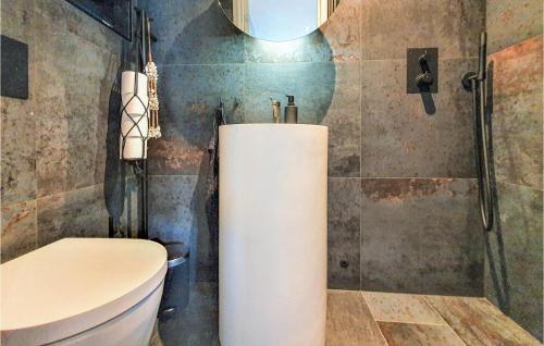 uma casa de banho com um WC e um chuveiro em 1 Bedroom Pet Friendly Apartment In Helsingborg em Helsingborg