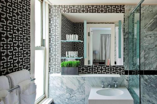 y baño con lavabo y espejo. en The Lexington Hotel, Autograph Collection en Nueva York