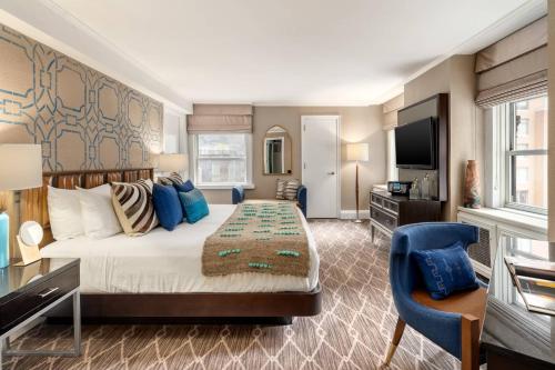 Habitación grande con cama y TV. en The Lexington Hotel, Autograph Collection, en Nueva York