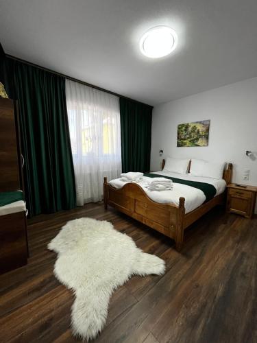 Katil atau katil-katil dalam bilik di Rustic Maramureș