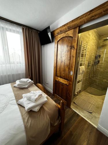 Säng eller sängar i ett rum på Rustic Maramureș