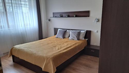 1 dormitorio con cama con colcha de oro en Apartament Marzenie 11 - Opole, en Opole