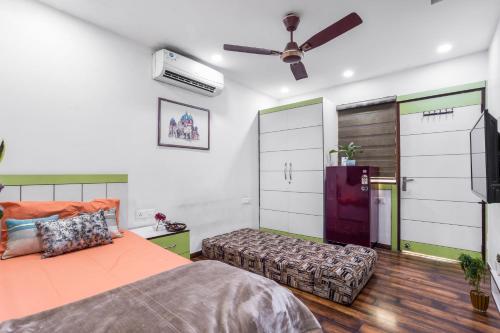 a bedroom with a bed and a ceiling fan at Homlee-Heritage 2-Bed Room Apt near Pragati Maidan in New Delhi