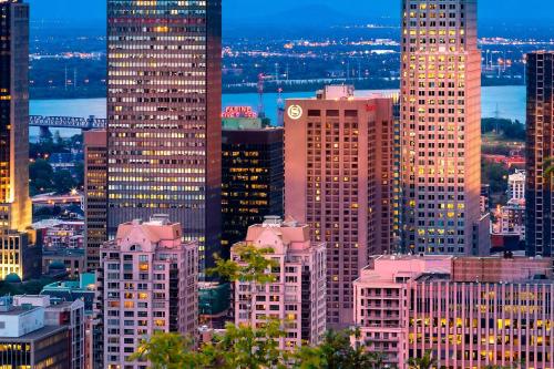 een uitzicht op de skyline van de stad met hoge gebouwen bij Le Centre Sheraton Montreal Hotel in Montreal