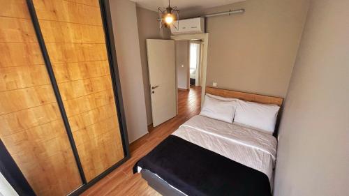 Dormitorio pequeño con cama y espejo en Sun Suites en Antalya