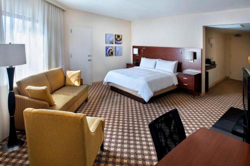 une chambre d'hôtel avec un lit et un canapé dans l'établissement Princeton Marriott at Forrestal, à Princeton