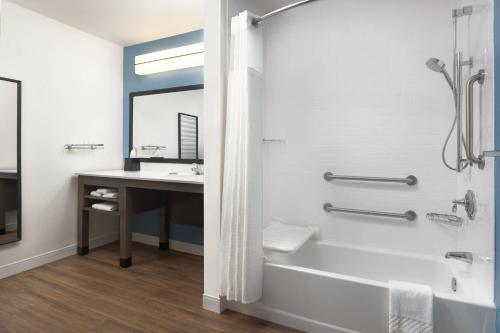 uma casa de banho com uma banheira, um lavatório e um chuveiro em Residence Inn by Marriott San Francisco Airport San Mateo em San Mateo