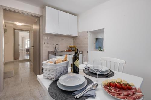 eine Küche mit einem Tisch und einem Obstkorb darauf in der Unterkunft Main View Apartment in Rijeka