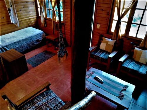una vista aérea de un dormitorio en una cabaña de madera en Complejo Aiken en Villa Traful