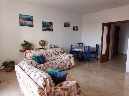 ein Wohnzimmer mit Sofa und Tisch in der Unterkunft Sa Perda Bianca 8 in Cagliari