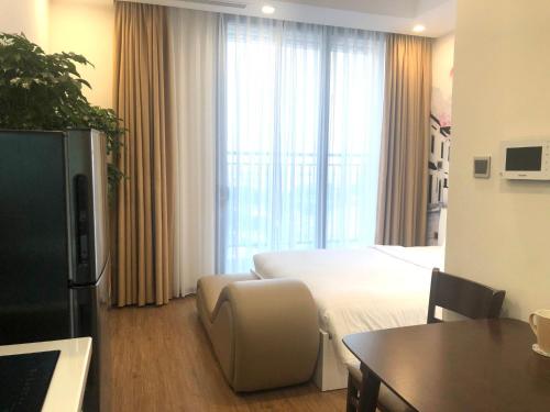 une chambre d'hôtel avec un lit, une table et une table à manger dans l'établissement NK#Homestay#Greenbay#Studio#C2, à Hanoï