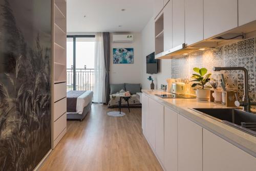 une cuisine avec un évier et un salon dans l'établissement NK#Homestay#Greenbay#Studio#C3, à Hanoï