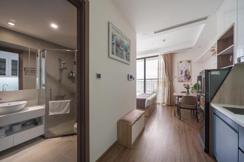 Cette chambre comprend un bureau et une salle de bains pourvue d'un lavabo. dans l'établissement NK#Homestay#Greenbay#Studio#C6, à Hanoï